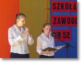 Uroczysto rozpoczcia roku szkolnego prowadz uczennice Marysia Kotun kl. V c oraz  Renata Wjtowicz kl. II n